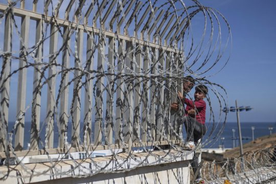 «Στο κενό» η ξενοφοβική ονείρωξη των Τόρις