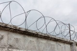 Η έγκλειστη κοινωνία