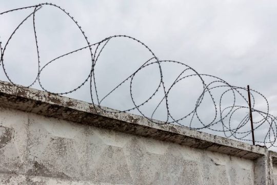 Η έγκλειστη κοινωνία