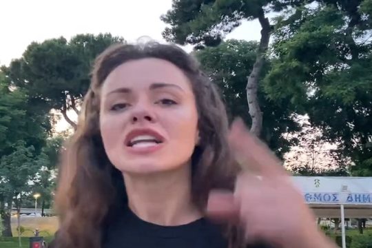 Έκρηξη οργής από επιζήσασα των Τεμπών στην ομιλία Μητσοτάκη
