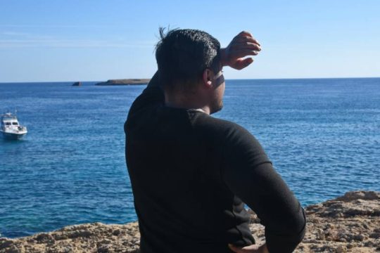 Συναγερμός με πρόσφυγες σε πλοίο ανοιχτά της Πύλου