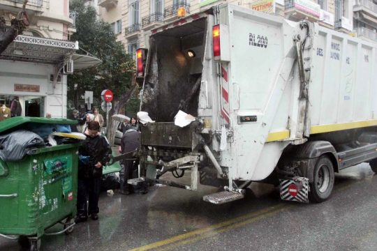 Εργατικό ατύχημα στην Καλαμαριά: Εργαζόμενη έπεσε από απορριμματοφόρο