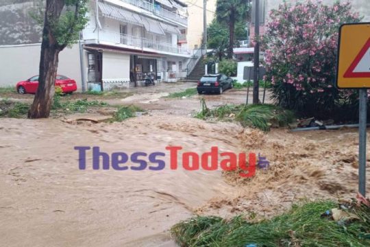 Προβλήματα απ’ τη νεροποντή σε Θεσσαλονίκη, Καστοριά, Λέσβο και Πτολεμαΐδα