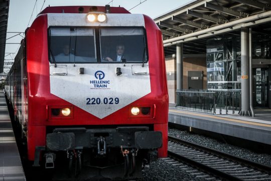 Μπάχαλο σε τρένο με επιβάτες να γίνονται μπαλάκι του πινγκ-πονγκ