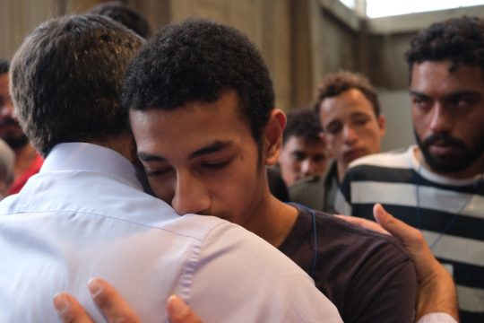 Η αγκαλιά του Αλ. Τσίπρα με 15χρονο επιζώντα που έχασε τον αδερφό του