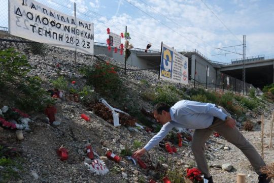 Στο σημείο της τραγωδίας των Τεμπών ο πρόεδρος του ΣΥΡΙΖΑ-ΠΣ
