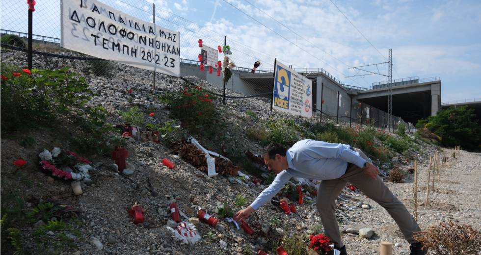 Στο σημείο της τραγωδίας των Τεμπών ο πρόεδρος του ΣΥΡΙΖΑ-ΠΣ
