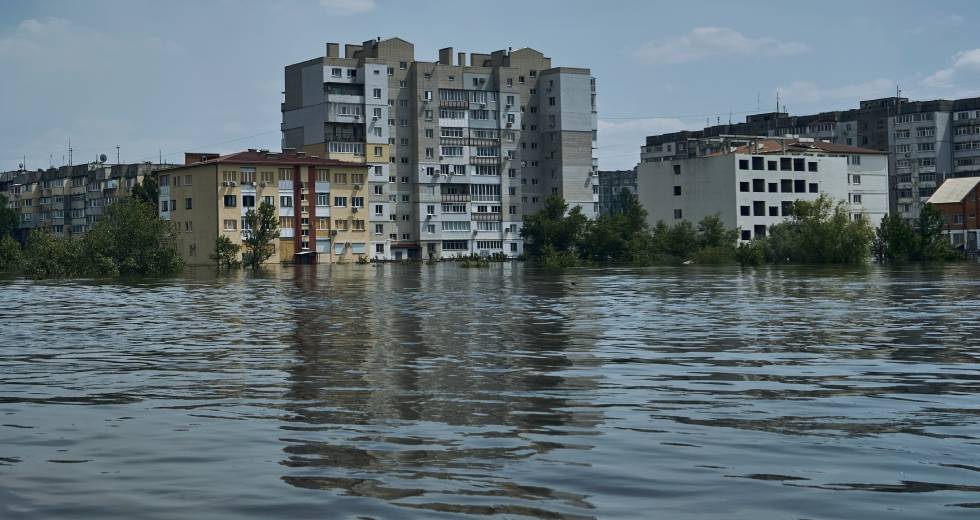 Το Κίεβο λέει ότι έχει αποδείξεις πως Ρώσοι ανατίναξαν το φράγμα στη Νόβα Καχόβκα