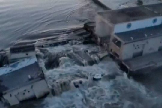 Εκατοντάδες πλημμυρισμένα σπίτια και αλληλοκατηγορίες για την κατάρρευση του φράγματος