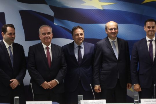 Φιλοφρονήσεις και υποσχέσεις στις τελετές παράδοσης – παραλαβής