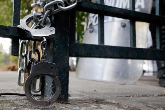 Προφυλακίστηκαν έξι άτομα για εκβιασμούς επιχειρηματιών στα νότια προάστια