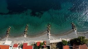 Δερβένι, το στολίδι της Πελοποννήσου που αντιστέκεται στην άβυσσο του Κορινθιακού