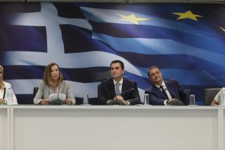 Τι έκρυβαν εκτός από χαμόγελα οι τελετές παράδοσης – παραλαβής
