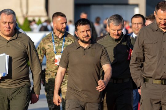 Αδύνατον να γίνει η Ουκρανία μέλος του ΝΑΤΟ εν μέσω πολέμου, λέει τώρα ο Ζελένσκι