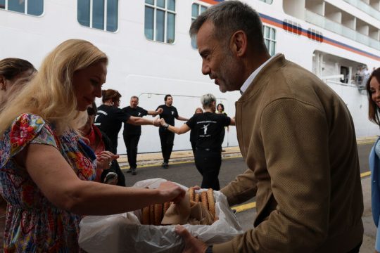 Κουλούρια στους τουρίστες, σπόρους στους ιθαγενείς