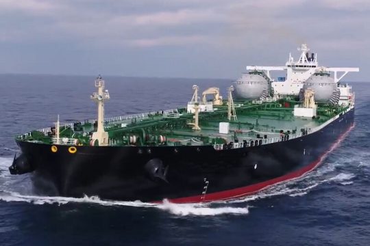 Δεξαμενόπλοια και φορτηγά κατεβάζουν την ελληνική σημαία