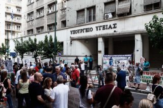Kαμία δέσμευση Χρυσοχοΐδη για τους συμβασιούχους