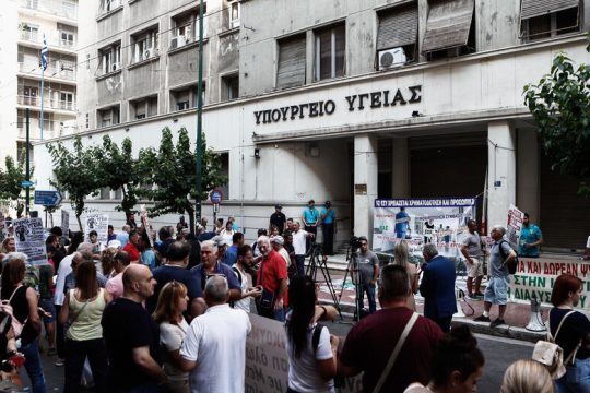 Kαμία δέσμευση Χρυσοχοΐδη για τους συμβασιούχους