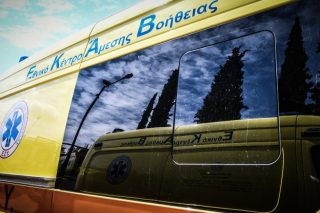 Με «τσιρότα» καλύπτουν τις ανοιχτές πληγές του ΕΚΑΒ