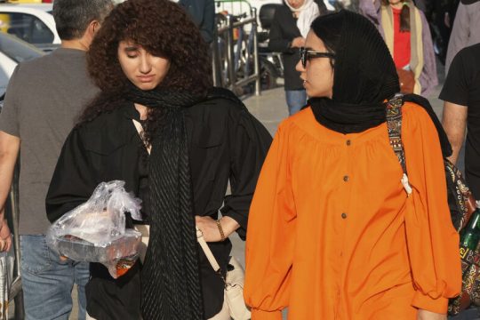 Αγριες, εξευτελιστικές διώξεις σε όσες δεν φορούν μαντίλα
