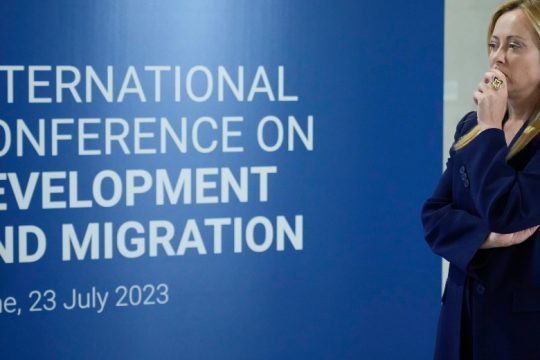 Η Μελόνι προσπαθεί να ελέγξει το μεταναστευτικό
