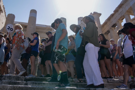 Σκίαστρα και μπουκάλια νερό στην Ακρόπολη για τον καύσωνα