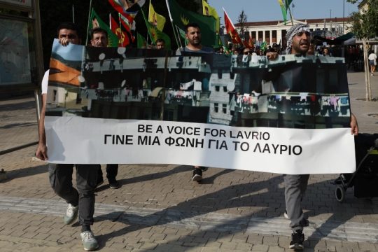 Βίαιη εκκένωση του καμπ Λαυρίου