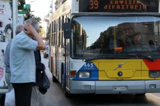Αναστενάζοντας στη στάση του ΟΑΣΘ