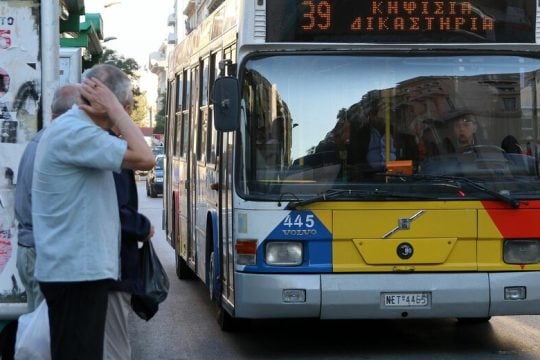 Αναστενάζοντας στη στάση του ΟΑΣΘ