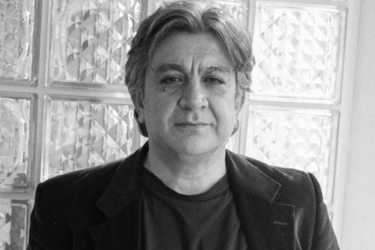 «Η πρώτη ύλη μου είναι ο τραγέλαφος του κόσμου»