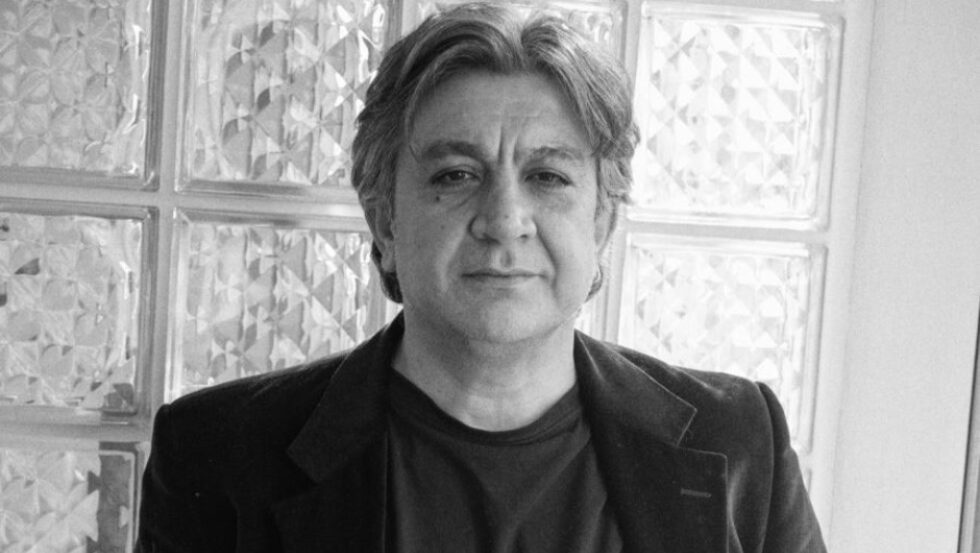 «Η πρώτη ύλη μου είναι ο τραγέλαφος του κόσμου»