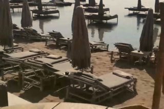 Προθεσμία δύο εβδομάδων για τις πλωτές ξαπλώστρες στη Ρόδο