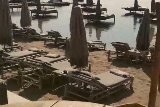 Προθεσμία δύο εβδομάδων για τις πλωτές ξαπλώστρες στη Ρόδο