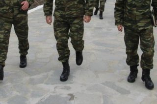 Σε αμόκ επαγγελματίας οπλίτης μέσα στη μονάδα του