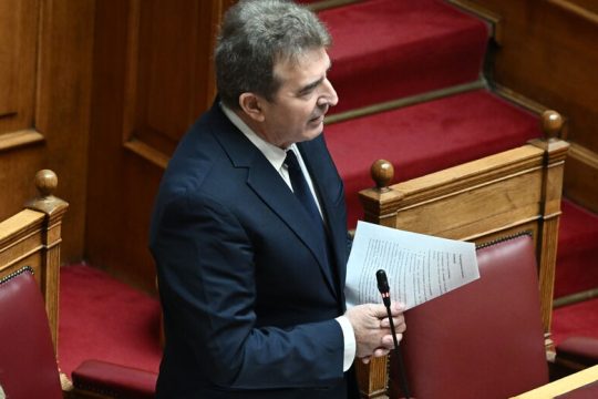 Xιλιοειπωμένες δεσμεύσεις και από τον Χρυσοχοΐδη, ενώ το ΕΣΥ καταρρέει