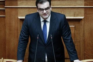Και στο βάθος οι… ιδιώτες