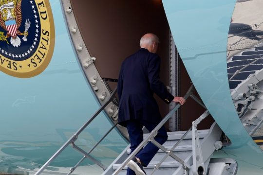 Στη σκιά του Τραμπ