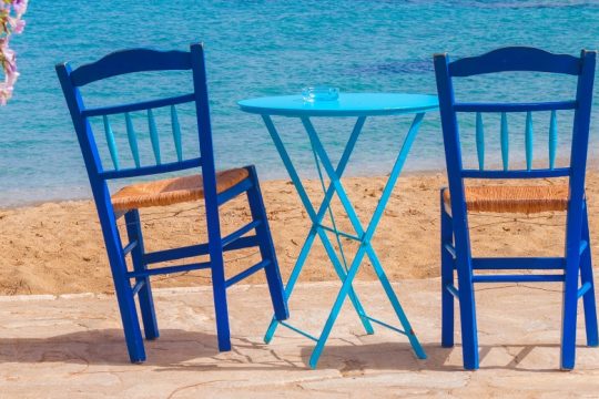 Στον παραλιακό καφενέ