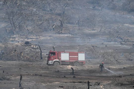 Πέμπτη μέρα αγώνα για να τεθούν υπό έλεγχο οι φωτιές, ενεργό μέτωπο στη Ρόδο