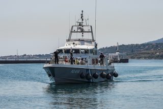 πλοίο του Λιμενικού με πρόσφυγες στη Λέσβο