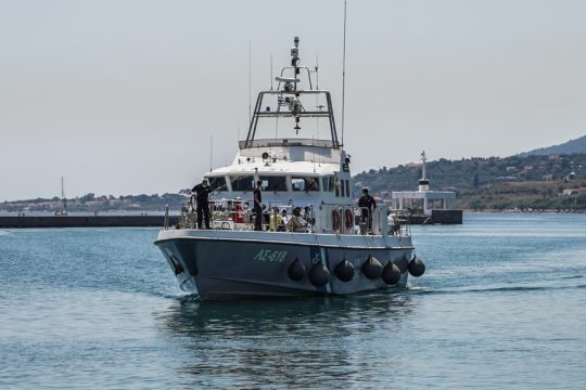 πλοίο του Λιμενικού με πρόσφυγες στη Λέσβο