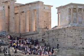Η Ακρόπολη εκπέμπει SOS