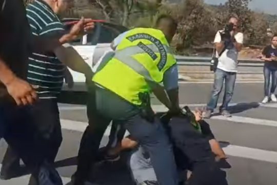 Με… λαβές και σπρωξιές, αστυνομικοί εμπόδισαν κατοίκους να πάνε στα σπίτια τους