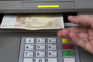 Οι δικαιούχοι για το «επίδομα Χριστουγέννων»