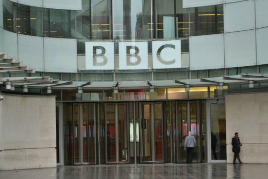 Σε αναστολή παρουσιαστής του BBC που φέρεται να πλήρωνε ανήλικη για γυμνές φωτογραφίες