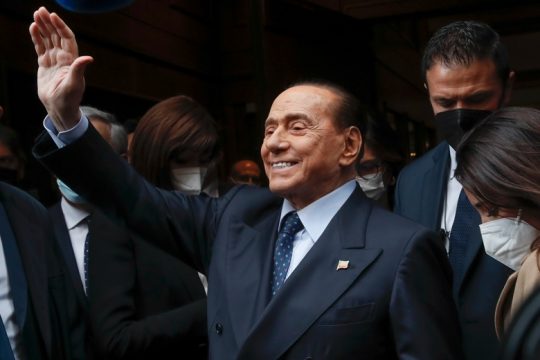 Πώς μοίρασε ο Μπερλουσκόνι την τεράστια περιουσία του