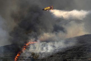 Μαίνεται ο πόλεμος με τις φλόγες σε Ρόδο, Κέρκυρα και Εύβοια