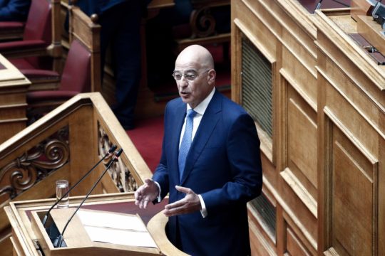 Στον κάδο των σκουπιδιών πέταξε ο Δένδιας τα «πατριδόμετρα» του Μητσοτάκη