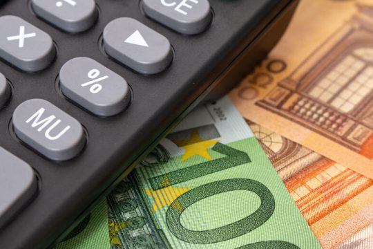 Μικρή αποκλιμάκωση επιτοκίων στα δάνεια