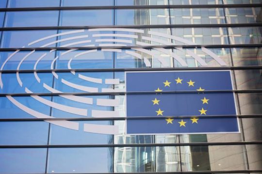 Μπαράζ από «κίτρινες» κάρτες της Κομισιόν